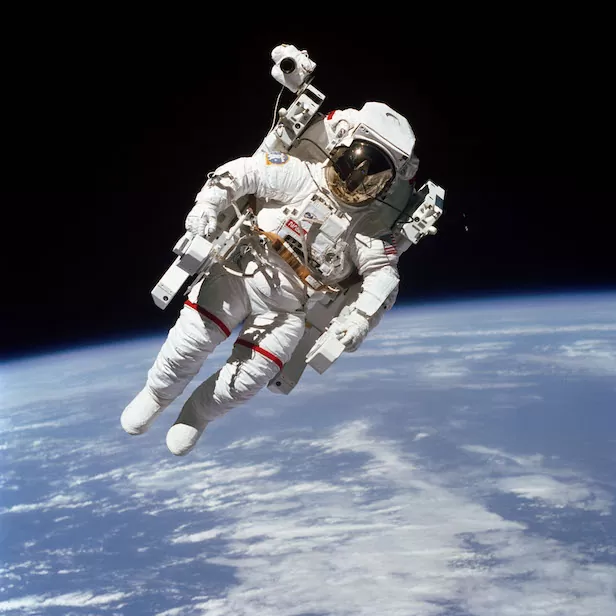Почему звезды не видны на фотографиях космонавтов, выходящих в открытый космос?