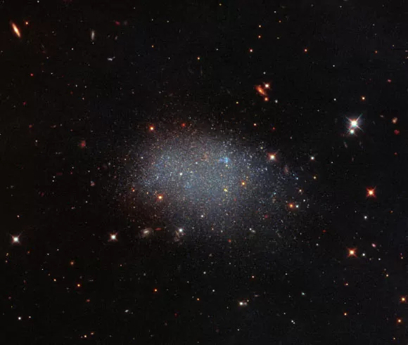 Хаббл снял одинокую карликовую галактику - ESO 461-036