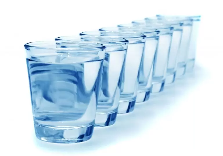 8 стаканов воды