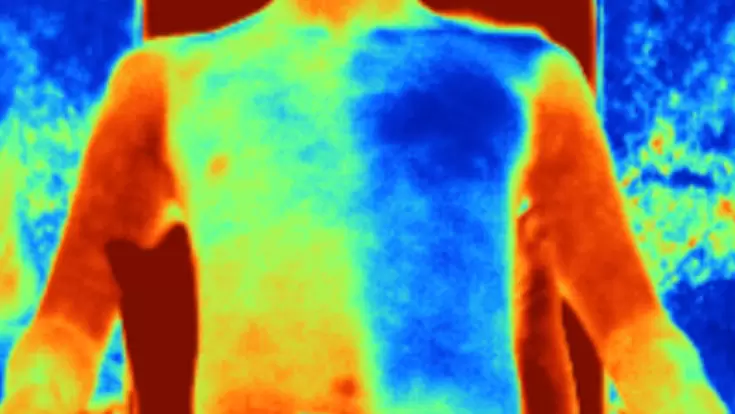 Эта рубашка из «зеркальной ткани» охлаждает тело на 5°C